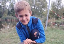 Nico Roscher aus M&ouml;lbis mit einem Karpfen. Foto: Robby Drodovsky