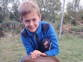 Nico Roscher aus M&ouml;lbis mit einem Karpfen. Foto: Robby Drodovsky