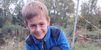 Nico Roscher aus M&ouml;lbis mit einem Karpfen. Foto: Robby Drodovsky