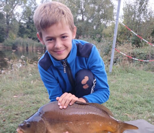 Nico Roscher aus M&ouml;lbis mit einem Karpfen. Foto: Robby Drodovsky