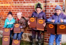 Stolz pr&auml;sentieren die Behlitzer Natursch&uuml;tzer ihre neue Fledermausk&auml;sten. Insgesamt 16 haben sie von Hand gebaut. Foto: Behlitzer Naturschutzjugend