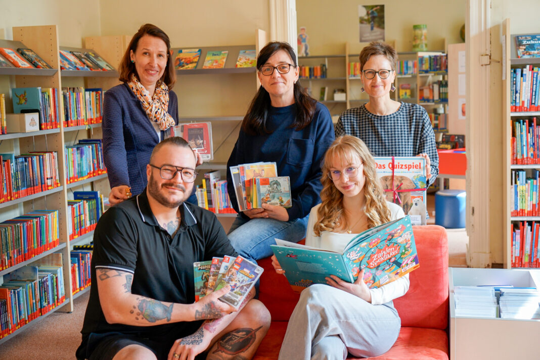 202504_Gruppenfoto_Mitarbeiter__2_ Das Team der Stadtbibliothek Altenburg lässt sich immer etwas Neues einfallen. Foto: PM