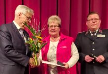 Ehrung f&uuml;r Ingrid Tilke von der Feuerwehr Thr&auml;na. Foto: Stadt Borna