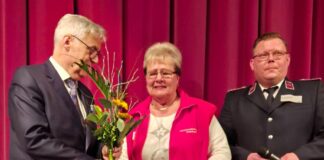Ehrung f&uuml;r Ingrid Tilke von der Feuerwehr Thr&auml;na. Foto: Stadt Borna