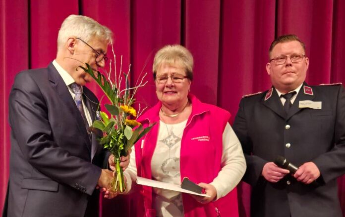 614333706_1314697937351207_3626452447955088293_n Ehrung für Ingrid Tilke von der Feuerwehr Thräna. Foto: Stadt Borna