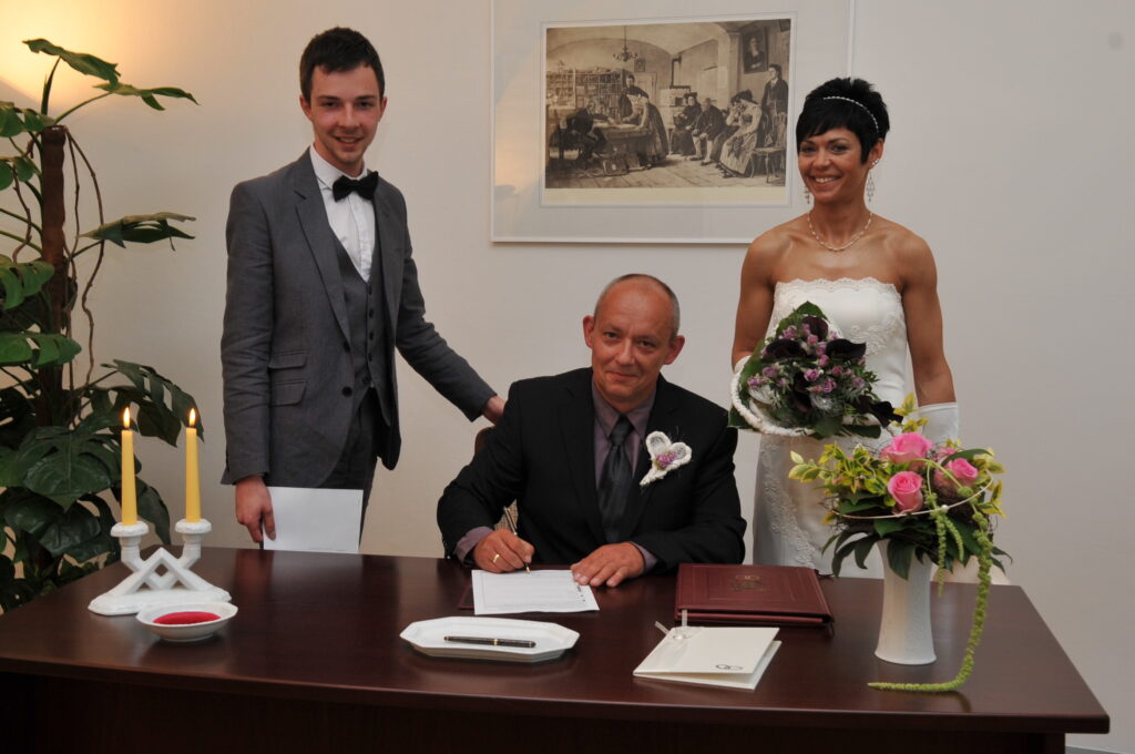 Schon 2015 traute Standesbeamter Robert Klettner Paare in Delitzsch. Hier Peter Scholler und seine Frau Mariola Scholler geborene Werner. Foto: Manfred L&uuml;ttich