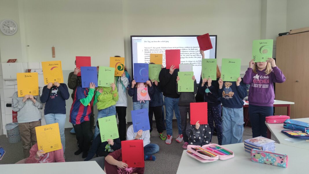 Autorin Anna Kaleri will bei den Kindern der Diesterweg-Grundschule Freude an Sprache wecken. Foto: Anna Kaleri