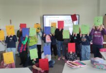 Autorin Anna Kaleri will bei den Kindern der Diesterweg-Grundschule Freude an Sprache wecken. Foto: Anna Kaleri