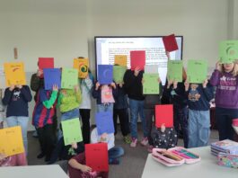 Autorin Anna Kaleri will bei den Kindern der Diesterweg-Grundschule Freude an Sprache wecken. Foto: Anna Kaleri
