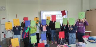 Autorin Anna Kaleri will bei den Kindern der Diesterweg-Grundschule Freude an Sprache wecken. Foto: Anna Kaleri