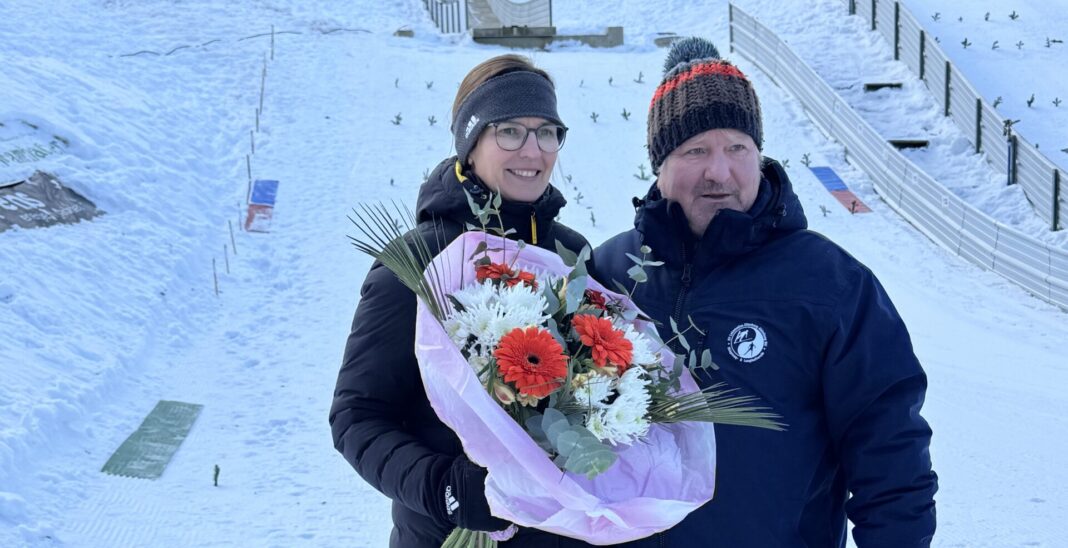 Bild_2 Die Namenspatin der neuen Nachwuchsschanze, Polizeihauptmeisterin Ulrike Gräßler, zusammen mit ihrem ehemaligen Heimtrainer aus Eilenburg, Bodo Dotzauer. Foto: Thomas Müller