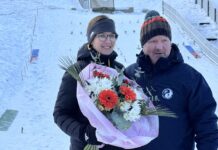 Die Namenspatin der neuen Nachwuchsschanze, Polizeihauptmeisterin Ulrike Gr&auml;&szlig;ler, zusammen mit ihrem ehemaligen Heimtrainer aus Eilenburg, Bodo Dotzauer. Foto: Thomas M&uuml;ller