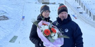 Die Namenspatin der neuen Nachwuchsschanze, Polizeihauptmeisterin Ulrike Gr&auml;&szlig;ler, zusammen mit ihrem ehemaligen Heimtrainer aus Eilenburg, Bodo Dotzauer. Foto: Thomas M&uuml;ller