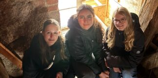 Anne Dietrich, Greta Stein und Zoe Gentsch (v.l.) haben sich im Rahmen einer Projektarbeit mit dem Schutz der Schleiereule besch&auml;ftigt. Foto: PM