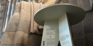 Installationen in Tisch-Form geben nun Erl&auml;uterungen zu den vier Monumental-Figuren in der Ruhmeshalle des V&ouml;lkerschlachtdenkmals. Foto: Tessina-Larissa Schramm