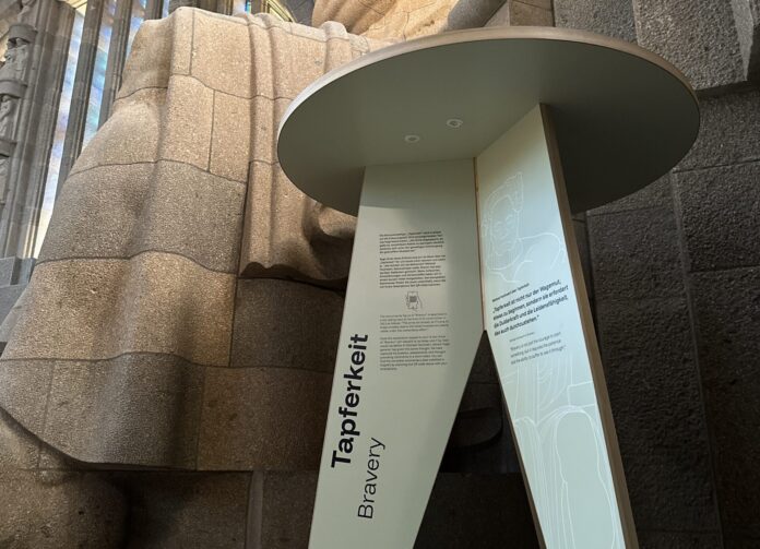 Blick_in_die_Ruhmeshalle_V__lkerschlachtdenkmal_Foto_Tessina-Larissa_Schramm_1 Installationen in Tisch-Form geben nun Erläuterungen zu den vier Monumental-Figuren in der Ruhmeshalle des Völkerschlachtdenkmals. Foto: Tessina-Larissa Schramm