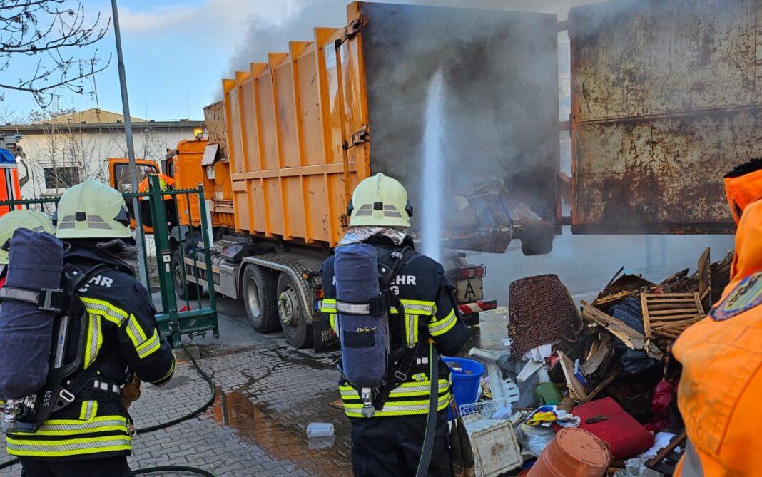 Brandschaden_Akku_SRL_a Falsch entsorgte Akkus oder Batterien können in Wertstoffhöfen Brände verursachen. Foto: srl
