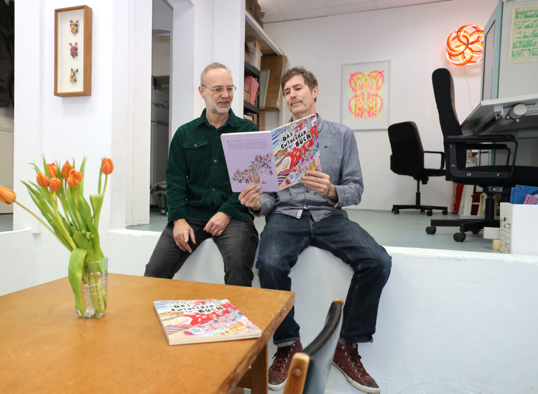 Die Comiczeichner Erik Weiser (l.) und James Turek in ihrem neuen Laden in Leipzig. Foto: Andr&eacute; Kempner