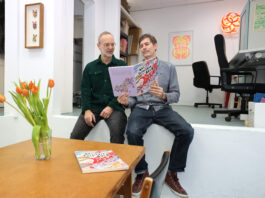 Die Comiczeichner Erik Weiser (l.) und James Turek in ihrem neuen Laden in Leipzig. Foto: Andr&eacute; Kempner