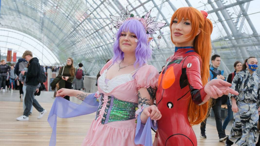 Manga/Comic-Con: Kostüme und Einblick in die Szene auf der Buc Klar, die Buchmesse wird wieder bunt – wie hier im vergangenen Jahr mit Michaela als Fantasy Fee(l.) und Christina als Asuka: Die Phan- tastik-Genres spielen auch 2026 eine große Rolle im Messe-Programm. Foto: Wolfgang Sens