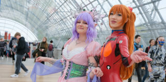 Klar, die Buchmesse wird wieder bunt &ndash; wie hier im vergangenen Jahr mit Michaela als Fantasy Fee(l.) und Christina als Asuka: Die Phan- tastik-Genres spielen auch 2026 eine gro&szlig;e Rolle im Messe-Programm. Foto: Wolfgang Sens