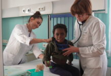 Die letzte Visite: Dr. Bettina Knothe (r.) ist mit dem Behandlungsverlauf des kleinen Patienten zufrieden. Foto: Bj&ouml;rn H&auml;nsel/Klinikum St. Georg
