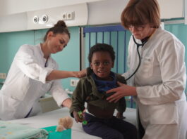 Die letzte Visite: Dr. Bettina Knothe (r.) ist mit dem Behandlungsverlauf des kleinen Patienten zufrieden. Foto: Bj&ouml;rn H&auml;nsel/Klinikum St. Georg