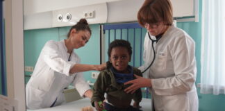 Die letzte Visite: Dr. Bettina Knothe (r.) ist mit dem Behandlungsverlauf des kleinen Patienten zufrieden. Foto: Bj&ouml;rn H&auml;nsel/Klinikum St. Georg