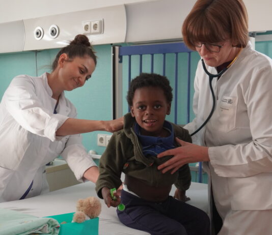 Die letzte Visite: Dr. Bettina Knothe (r.) ist mit dem Behandlungsverlauf des kleinen Patienten zufrieden. Foto: Bj&ouml;rn H&auml;nsel/Klinikum St. Georg