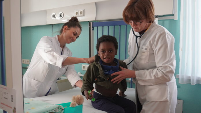 Dr._Knothe__rechts__bei_der_Abschlussuntersuchung_ Die letzte Visite: Dr. Bettina Knothe (r.) ist mit dem Behandlungsverlauf des kleinen Patienten zufrieden. Foto: Björn Hänsel/Klinikum St. Georg