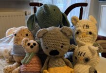 Die geh&auml;kelten Kuscheltiere der Seniorinnen kommen bei Babys und Eltern sehr gut an. Foto: PM