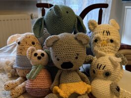 Die geh&auml;kelten Kuscheltiere der Seniorinnen kommen bei Babys und Eltern sehr gut an. Foto: PM