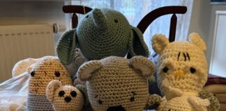 Die geh&auml;kelten Kuscheltiere der Seniorinnen kommen bei Babys und Eltern sehr gut an. Foto: PM