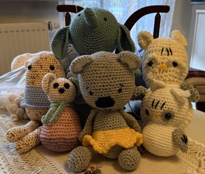 Geh__kelte_Kuscheltiere__1_ Die gehäkelten Kuscheltiere der Seniorinnen kommen bei Babys und Eltern sehr gut an. Foto: PM