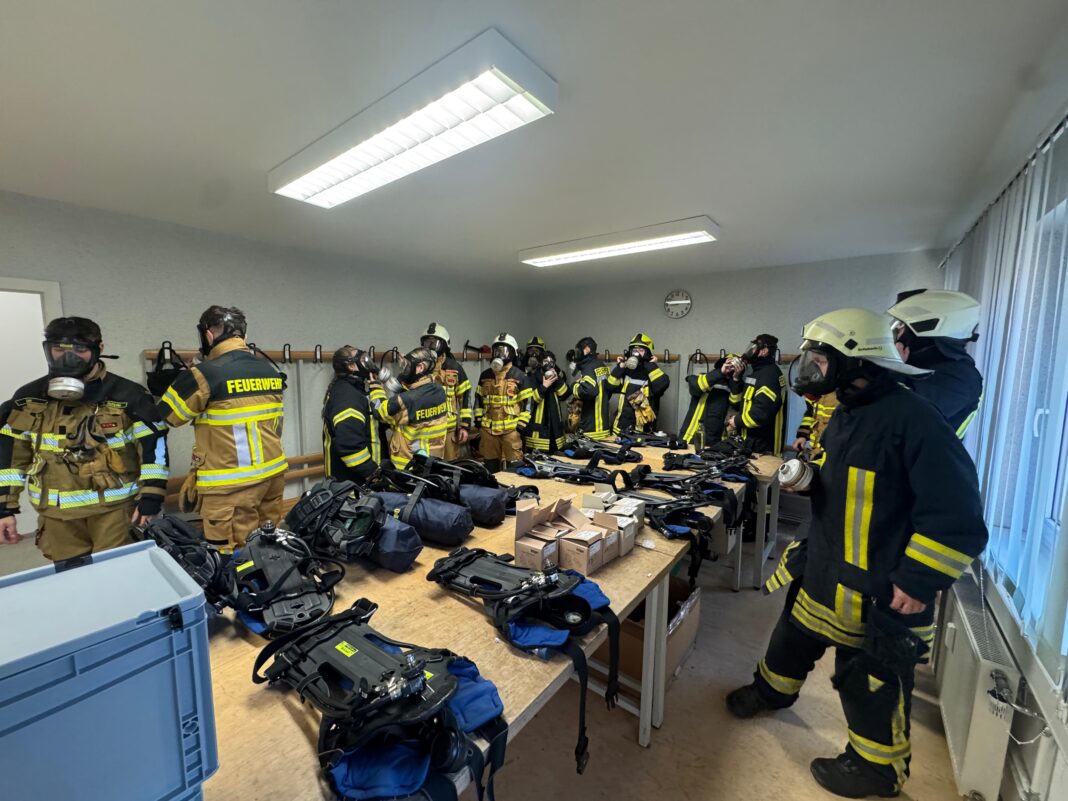Die Feuerwehrleute bei der &bdquo;Anprobe&ldquo;. Foto: PM
