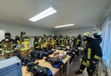 Die Feuerwehrleute bei der &bdquo;Anprobe&ldquo;. Foto: PM