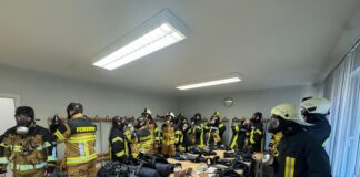 Die Feuerwehrleute bei der &bdquo;Anprobe&ldquo;. Foto: PM
