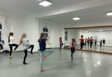 "Modern Dance"-Kurs im Baff: Tanzlehrerin Nacha Bascourleguy bringt den Kindern verschiedene Bewegungsstile wie Jazz, Modern, Hip Hop und TikTok-Moves bei. Foto: Nannette Hoffmann