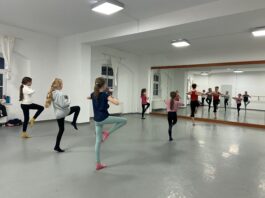 "Modern Dance"-Kurs im Baff: Tanzlehrerin Nacha Bascourleguy bringt den Kindern verschiedene Bewegungsstile wie Jazz, Modern, Hip Hop und TikTok-Moves bei. Foto: Nannette Hoffmann