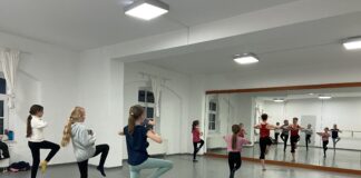 "Modern Dance"-Kurs im Baff: Tanzlehrerin Nacha Bascourleguy bringt den Kindern verschiedene Bewegungsstile wie Jazz, Modern, Hip Hop und TikTok-Moves bei. Foto: Nannette Hoffmann