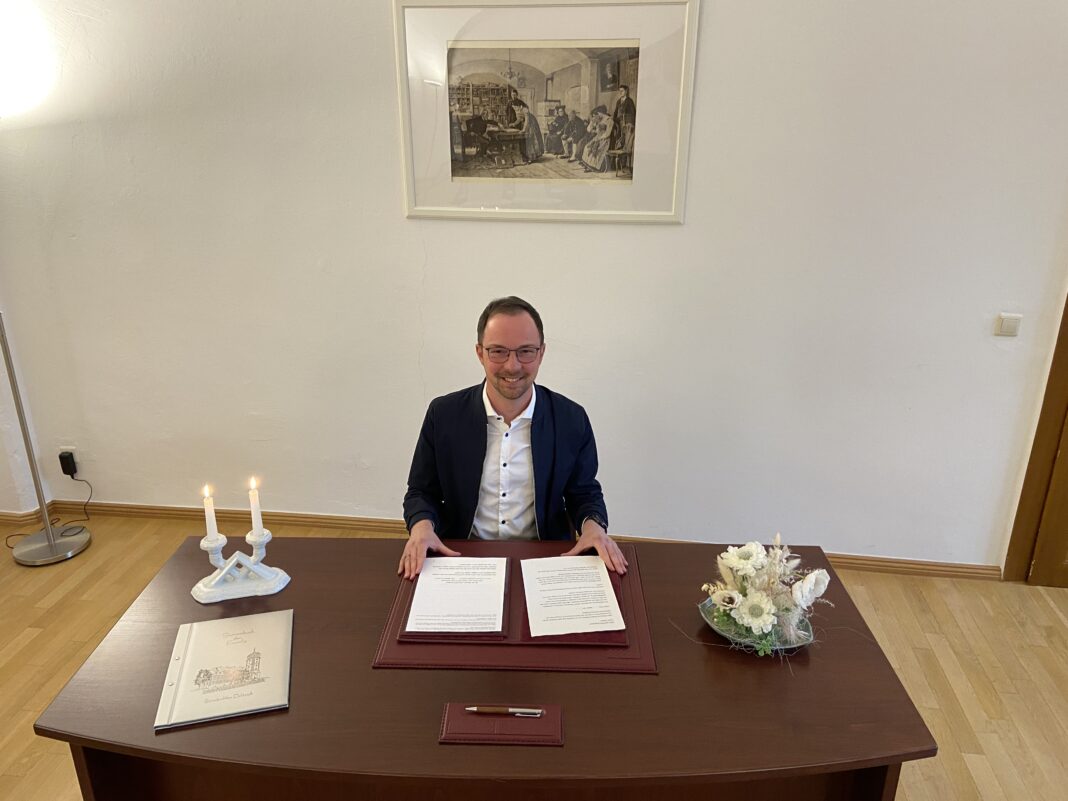 Seit fast 15 Jahren ist Robert Klettner Standesbeamter in Delitzsch. Seitdem hat er circa 1200 Trauungen vorgenommen.Die Hochzeitspaare loben vor allem seine authentische Art. Foto: Nannette Hoffmann