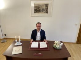 Seit fast 15 Jahren ist Robert Klettner Standesbeamter in Delitzsch. Seitdem hat er circa 1200 Trauungen vorgenommen.Die Hochzeitspaare loben vor allem seine authentische Art. Foto: Nannette Hoffmann