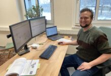 Christoph Beil, der neue Klimaschutzmanager f&uuml;r die Gemeinden Rackwitz, Krostitz und Sch&ouml;nw&ouml;lkau arbeitet aktuell viel am Computer, um Daten auszuwerten, Ma&szlig;nahmen zu analysieren und f&uuml;r eine Bestandsanalyse zusammenzustellen. Foto: Nannette Hoffmann