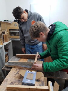 Die Kinder bauten unter Anleitung viele eigene Fledermausk&auml;sten. Foto: Stolz pr&auml;sentieren die Behlitzer Natursch&uuml;tzer ihre neue Fledermausk&auml;sten. Insgesamt 16 habensie von Hand gebaut. Foto: Behlitzer Naturschutzjugend
