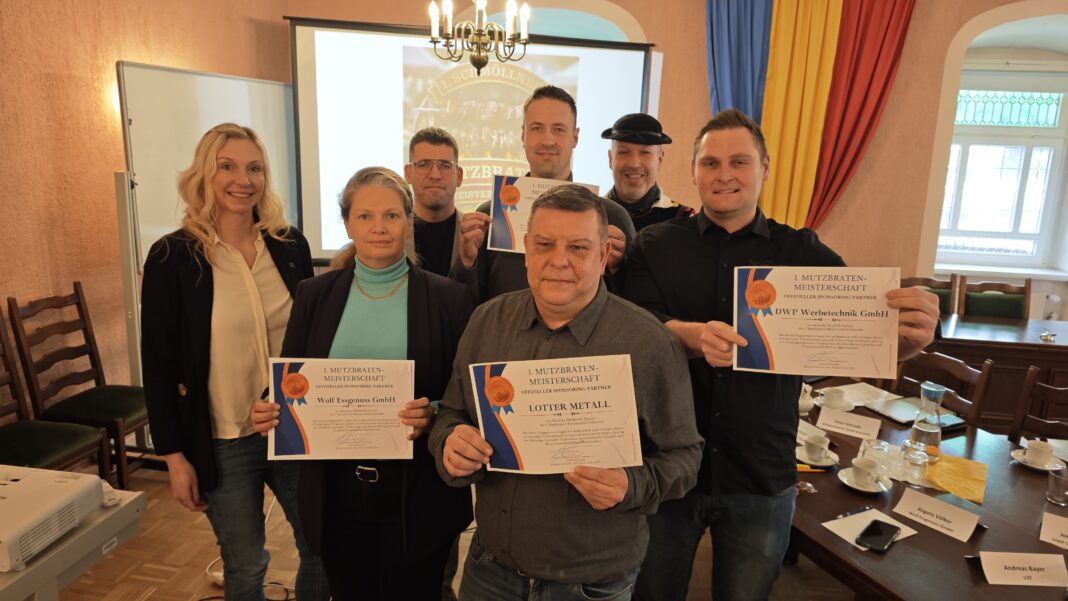Gruppenfoto aller Beteiligten mit Wirtschaftsf&ouml;rderin Julia Waldmann (1.v.l.), B&uuml;rgermeister Sven Schrade (3.v.l.) sowie &bdquo;Mutzbraten-Mann&ldquo; Andre Schakaleski (2.v.r.). Foto: PM