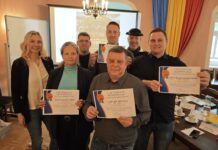 Gruppenfoto aller Beteiligten mit Wirtschaftsf&ouml;rderin Julia Waldmann (1.v.l.), B&uuml;rgermeister Sven Schrade (3.v.l.) sowie &bdquo;Mutzbraten-Mann&ldquo; Andre Schakaleski (2.v.r.). Foto: PM