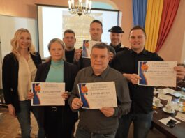 Gruppenfoto aller Beteiligten mit Wirtschaftsf&ouml;rderin Julia Waldmann (1.v.l.), B&uuml;rgermeister Sven Schrade (3.v.l.) sowie &bdquo;Mutzbraten-Mann&ldquo; Andre Schakaleski (2.v.r.). Foto: PM