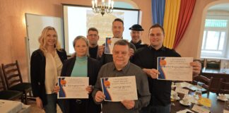 Gruppenfoto aller Beteiligten mit Wirtschaftsf&ouml;rderin Julia Waldmann (1.v.l.), B&uuml;rgermeister Sven Schrade (3.v.l.) sowie &bdquo;Mutzbraten-Mann&ldquo; Andre Schakaleski (2.v.r.). Foto: PM