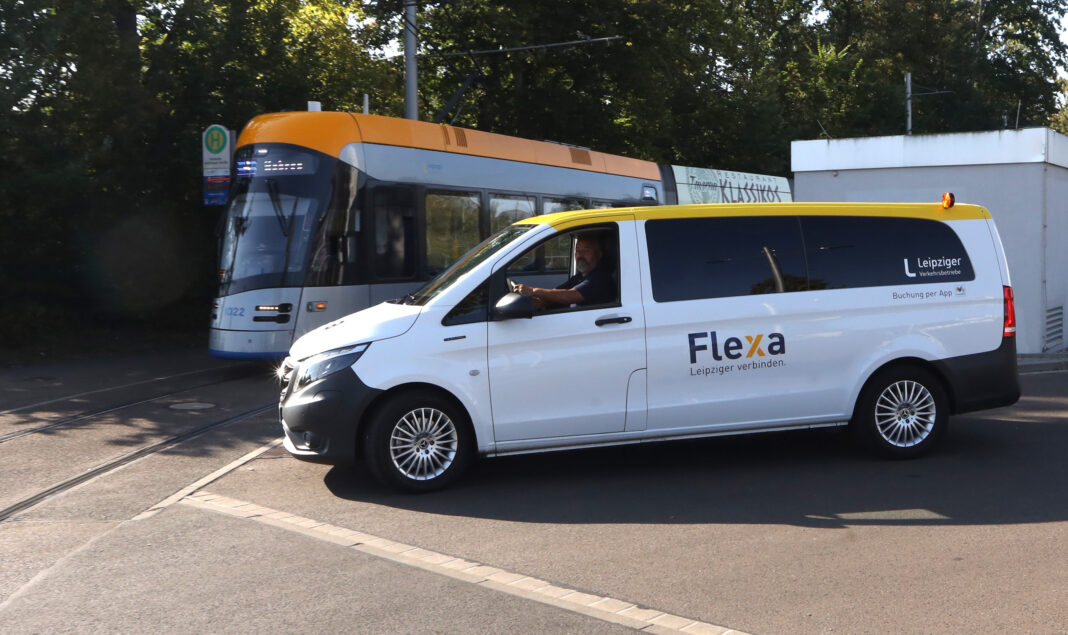 On-Demand-Shuttle Flexa der LVB im Sommer 2024 in Leipzig Erfolgsgeheimnisse der LVB: Neue Angebote im Linienverkehr und der Flexa-Ausbau sorgten für ein Rekordergebnis im Jahr 2025. Foto: André Kempner