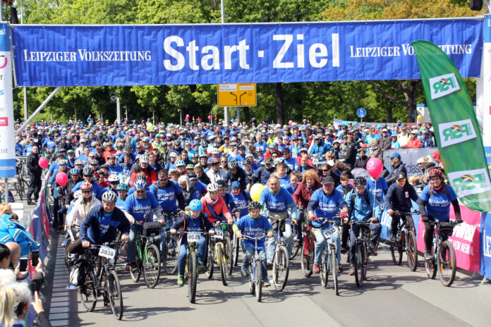 15. LVZ FAHRRADFEST AM V
LKERSCHLACHTDENKMAL Worauf warten? Wer sich bis zum 1. März fürs LVZ Fahrradfest anmeldet, profitiert vom Frühbucherra- batt. Foto: Andre Kempner